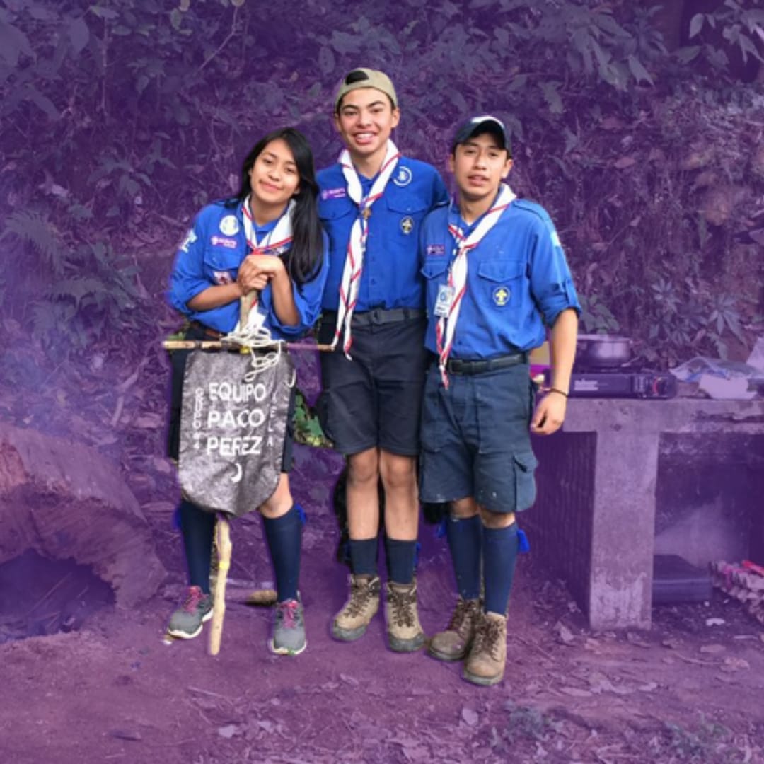 Jóvenes caminantes en actividad