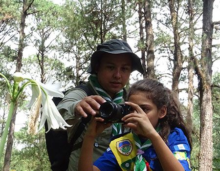 Voluntario scout enseñando