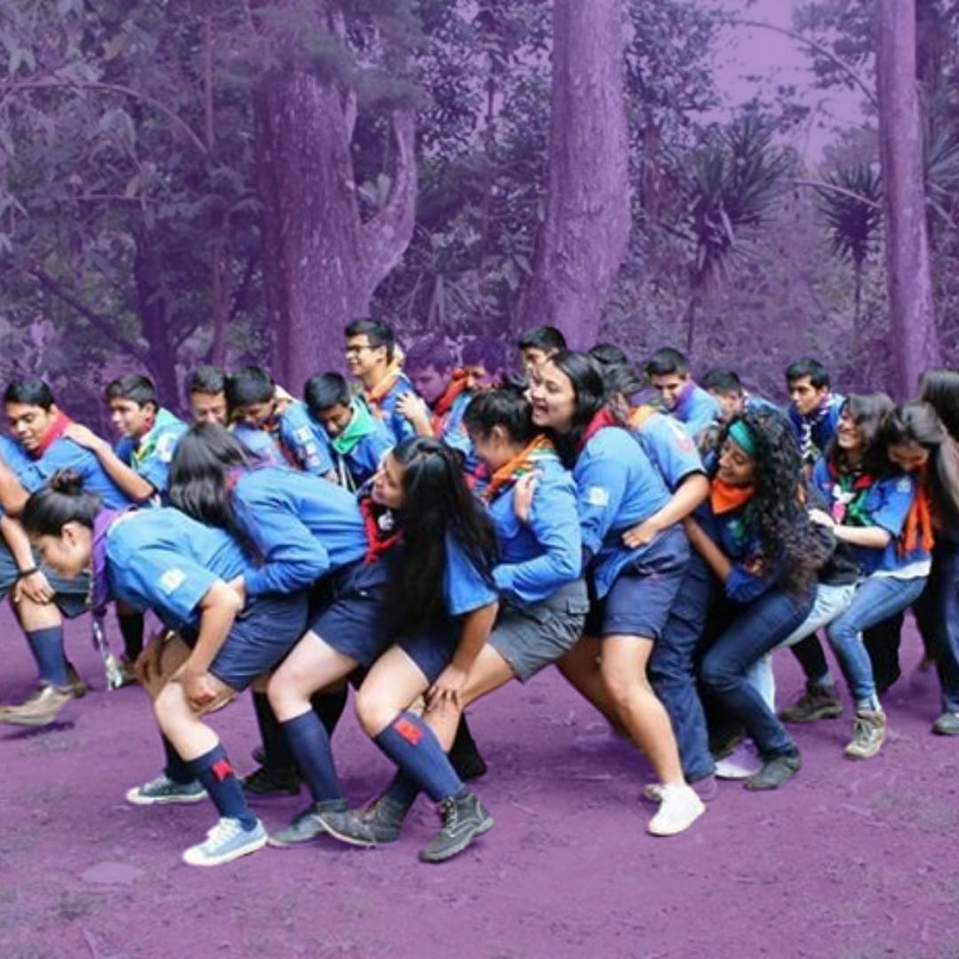 Jovenes Rover scout divirtiendose en actividad