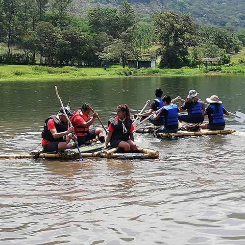 Jovenes scout en actividades acuaticas