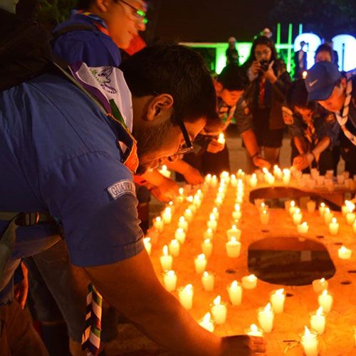 Joven scout en la hora del planeta