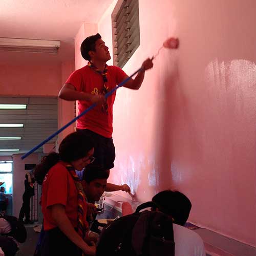 Joven scout en servicio