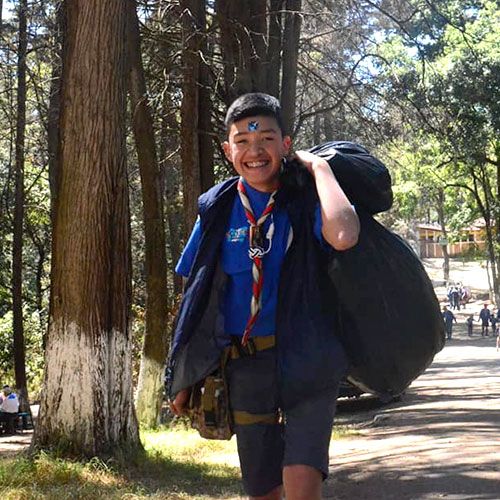 Joven scout en la naturaleza