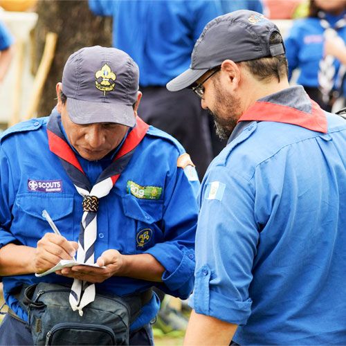 Voluntarios adultos en el movimiento scout
