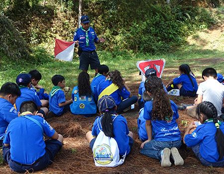 Dirigente scout con niños
