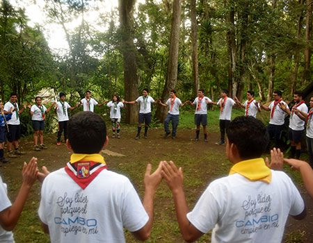 Voluntario scout en comite