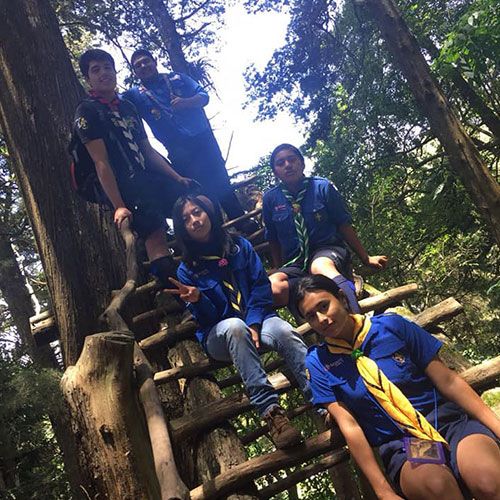 Scout comparten en la naturaleza