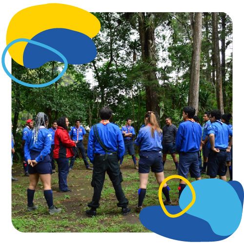 Jovenes scout participan en actividad