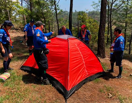 Adulto en el movimiento scout enseñando