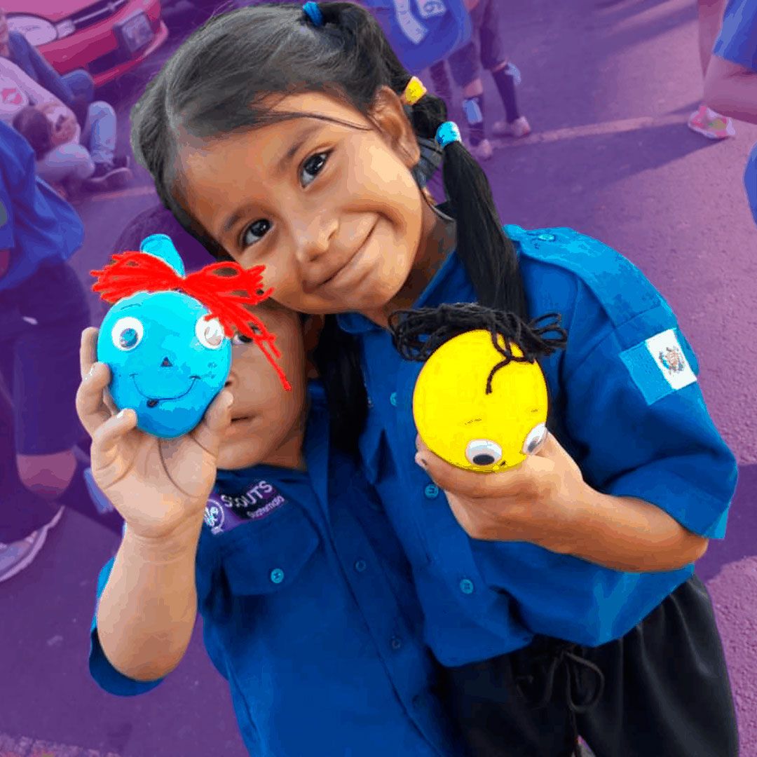 Niños cachorros scout en actividad