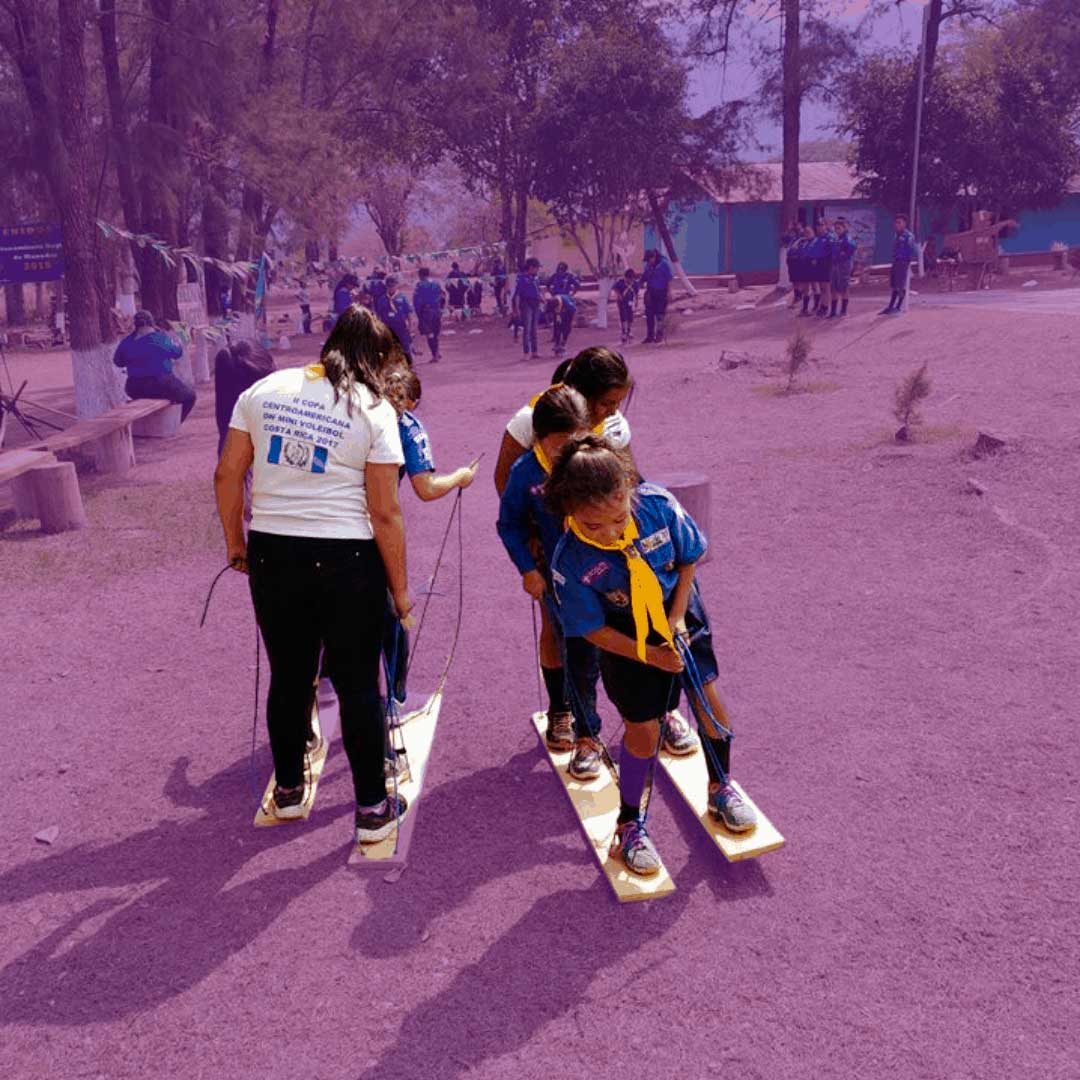 Niños lobatos scout jugando