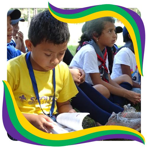 Niños scout trabajando en proyecto