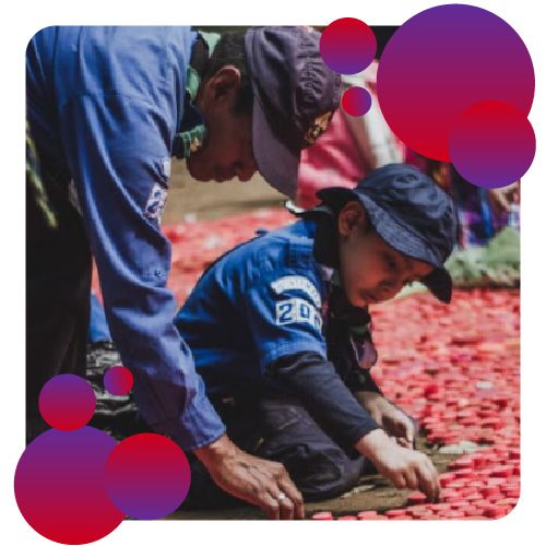 Jovenes y niños en actividad scout