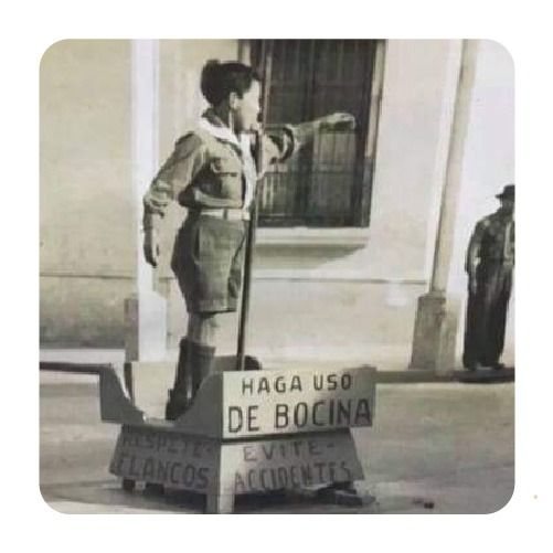 Scout de Guatemala dirigiendo transito durante revolución de octubre